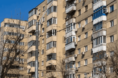 Viața la bloc s-a schimbat complet. De ce nu ne mai salutăm cu vecinii? „La mine fug dacă văd pe careva că așteaptă liftul”