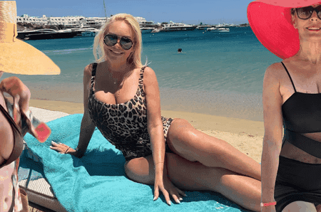 Sexy la plajă și la 50 de ani! Care vedetă a nimerit costumul de baie: „Monica Davidescu e șic!”