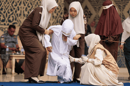 Au fost biciuiți în public pentru adulter! Scene șocante în Indonezia