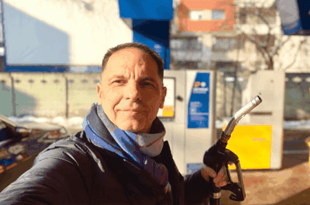 Dan Negru, deranjat de cât de mic e prețul la benzină și motorină în Republica Moldova. Cât costă litrul față de România: „La noi nu am alimentat mașina, ci bugetul”