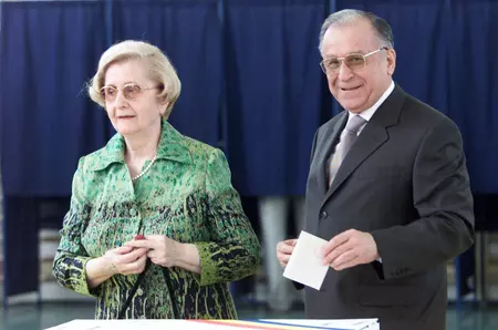 Nina, văduva lui Ion Iliescu, preferă singurătatea de când a fost înmormântat soțul ei. Nu mai primește vizite și nu a mai răspuns la telefon câteva zile