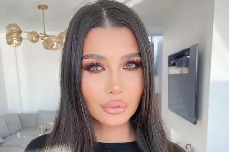 Elena Băsescu, surprinsă la cumpărături într-un hypermarket. Fiica fostului președinte și-a luat o geacă și o vestă cu doar 100 de lei