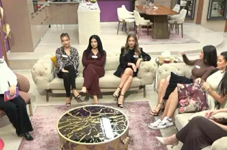 Concurentele de la Casa iubirii sunt geloase pe Corina după apariția ei în casa băieților: „Sunt supărată. Putea să se abțină de la jocul ăla”; „Lasă-mă! Du-te și vorbește cu Corina”