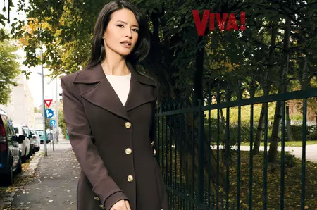 Iulia Pârlea, pictorial de senzație în VIVA! de noiembrie! Prezentatoarea de la PRO TV a defilat ca pe podium pe străzile din București