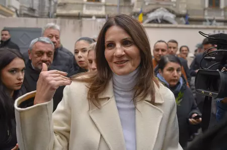 CV Anca Alexandrescu. A absolvit trei facultăți, iar cariera ei e strâns legată de foștii lideri PSD Adrian Năstase, Victor Ponta, Liviu Dragnea și Viorica Dăncilă