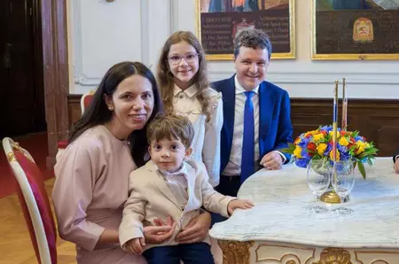 Ce copii frumoși au Mirabela Grădinaru și Nicușor Dan! 10 imagini cu Aheea și Antim în momente-cheie, la evenimente publice sau vizite oficiale, care au captat toată atenția