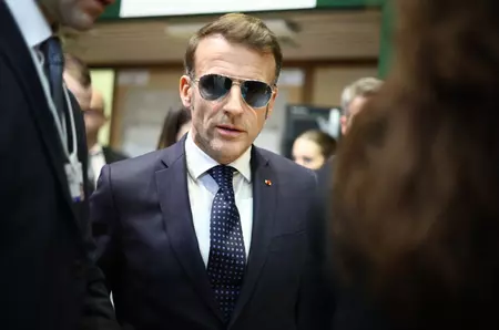 Cât costă ochelarii de soare purtați de președintele Macron la Davos și ce marcă sunt. Acţiunile companiei italiene au explodat: "Nu a acceptat să îi primească din partea noastră ca un cadou"