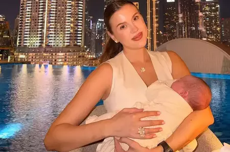 Emily Burghelea recunoaște că la al treilea copil nu mai e la fel de stresată: "Voiam să fiu mama perfectă. Am înțeles că maternitatea nu înseamnă control, ci prezență". Cât de mult o ajută soțul ei / EXCLUSIV