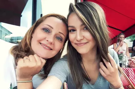 Fiica Elenei Lasconi a revenit în politică, la 32 de ani. În ce partid s-a înscris Oana Lasconi: "În 2026 avem foarte multă treabă"/ Gestul ei a stârnit indignare în online