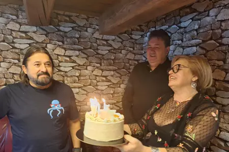 Ce surpriză i-a făcut soția lui Gheorghe Gheorghiu, de ziua lui. Chipul artistului a apărut pe ecranele gigant din Times Square, în prima zi din an: ”Nu mă așteptam. Eram la munte”/ EXCLUSV