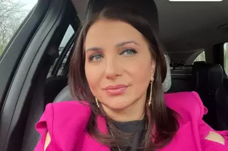 Cum arată noua casă a lui Carmen Șerban. Are un perete plin de icoane, caloriferele și pianul sunt în nuanțe de roșu și mobila este făcută pe comandă