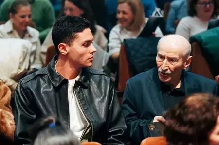 David Popovici, întâlnire emoționantă cu Victor Rebengiuc, întâmplător, la un spectacol: "Un titan al teatrului românesc, o lecție vie de talent, demnitate și forță"