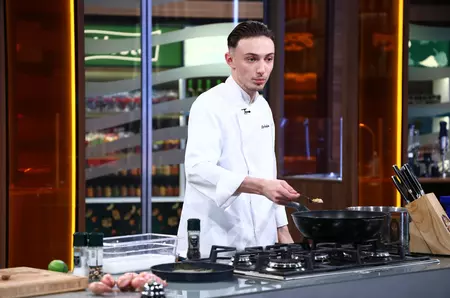Cine este Oleg Dobrin de la Chefi la cuțite. Are 20 de ani și este din Republica Moldova: „Am gătit pentru patru președinți de stat”