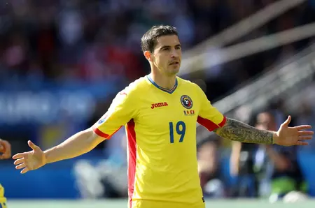 Fotbalistul Bogdan "Motanul" Stancu, surprins de mână cu o prezentatoare TV. Despre fostul atacant al naționalei României se știe că este căsătorit de 11 ani