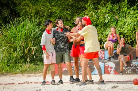 Concurentul de la Survivor care nu a fost încă eliminat din competiție, surprins de paparazzi în club, la întoarcerea din Dominicană. Alături de cine a apărut Faimosul