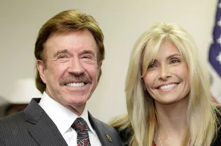 Cine este văduva lui Chuck Norris, femeia pentru care el a renunțat la carieră. Gena O’Kelley l-a iubit timp de 28 de ani pe regretatul actor: "Dormea lângă mine în salon și mă ruga să trăiesc"