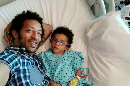 Cum se simte Leon, fiul lui Kamara, după operația de îndreptare a gleznelor și a genunchilor: "A fost mai dificil până s-a trezit din anestezie" / A fost diagnosticat de la naștere cu tetrapareză spastică