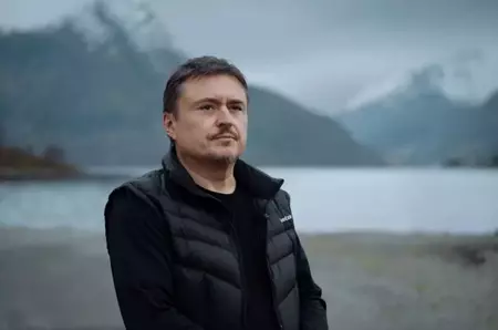 Cristian Mungiu, dat în judecată de o femeie care îl acuză că o filmează cu drona "de fiecare dată când iese din casă". Ce daune solicită reclamanta / Decizia instanței