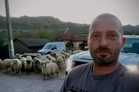Cum arată casa de la țară a lui Cheloo. Liderul trupei Paraziții are o moșie de de 6.000 mp la Breaza