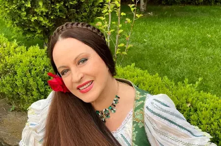 Cum arată Maria Dragomiroiu în costum de baie, la 70 de ani: "Românii găsesc oriunde motiv de petrecere, muzică bună și oameni dragi"
