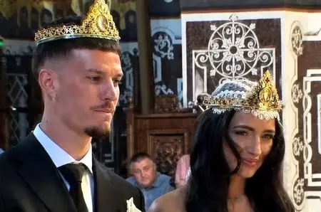Imagini spectaculoase de la nunta fotbalistului Dennis Man cu Alexandra Grigoriță, după 11 ani de relație: "Ești totul și vei fi mereu". Căpitanul Naționalei, Nicolae Stanciu, le-a fost naș
