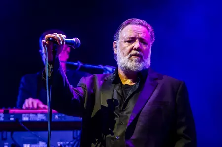 Russell Crowe vine pentru prima dată în România și va cânta în București și Timișoara. Cât costă biletele și care este prețul unei fotografii cu "Gladiatorul"