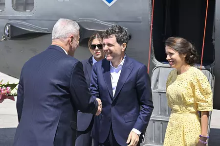 Cum a apărut Mirabela Grădinaru la Summitul NATO de la Ankara. Rochia galbenă de zi și ținuta albastru-turcoaz de la dineul oficial au atras toate privirile