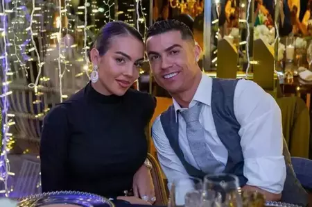 Primele imagini de la nunta cuplului Georgina Rodriguez - Cristiano Ronaldo. S-au căsătorit în sufragerie, alături de copii și patru martori: "Avem acces la castele, insule, cai și mașini. Dar ceva intim este mai neobișnuit pentru noi"