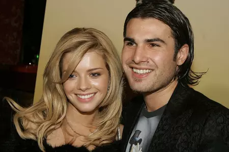 Adrian Mutu a povestit în cartea sa autobiografică de ce a divorțat de prima lui soție, Alexandra Dinu: "A fost o iubire fulgerătoare, de adolescenți, aș spune chiar de copii"
