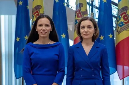 Cum s-a îmbrăcat Mirabela Grădinaru la conferința despre siguranța online de la Chișinău. Partenera lui Nicușor Dan și Maia Sandu, rafinament în albastru regal