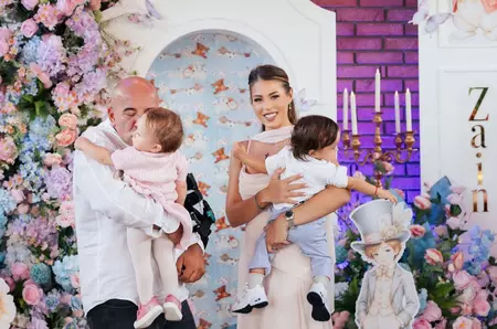 Gemenii Roxanei Nemeș au împlinit un an și au fost sărbătoriți cu fast: „Vă iubim mai mult decât pot spune cuvintele”. Ce au ales Ania și Zain de pe tăviță