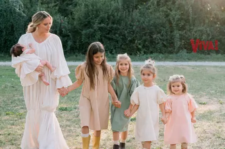 Laura Cosoi, pictorial inedit alături de Rita, Vera, Lara, Aida și Nina! Imagini în premieră cu chipul celei de-a cincea fetițe: „Mă emoționează casa aceasta plină și gândul la viața pe care o vor avea împreună“ / EXCLUSIV
