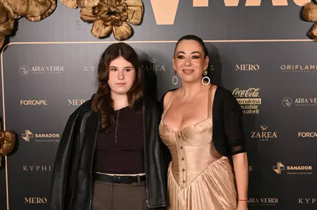 Oana Roman și Isabela, apariție spectaculoasă la Petrecerea VIVA! 2026. Vedeta a purtat rochie sculpturală cu accente aurii, iar fiica ei a impresionat cu o ținută modernă și plină de atitudine