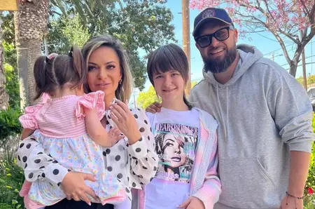 Ce relație există acum între Andreea Antonescu și fostul soț, Traian Spak. Ea s-a mutat în America, unde stă și el: „Atunci când ai un copil, orgoliile ar trebui să treacă pe planul doi. Nu simt nevoia să pun etichete relației noastre” / EXCLUSIV