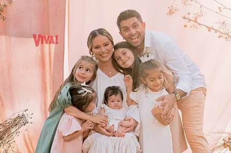 Laura Cosoi și Cosmin Curticăpean nu uită de romantism, chiar dacă au cinci fiice și multe responsabilități: „Mă emoționează grija lui. Sunt văzută ca femeie, cu nevoile mele!” / EXCLUSIV