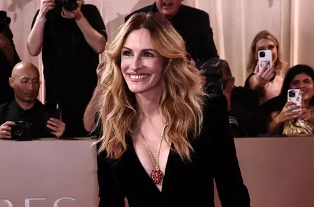 Julia Roberts a fost vedeta absolută a galei Globurile de Aur 2026. A făcut spectacol pe scenă. Cine e bărbatul care îi stă alături de 24 de ani