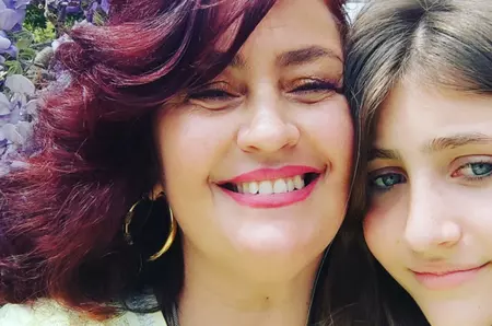 Cum arată Sumayla, fiica Ronei Hartner, la 2 ani de la moartea mamei sale. A venit la parastas și a surprins pe toată lumea, Biata de ea!