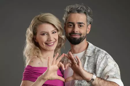 Poftiți acasă la familia Bucălae! Cum arată apartamentul modern în care comediantul locuiește cu soția lui! Mult roz, mult verde și o surpriză în dormitor