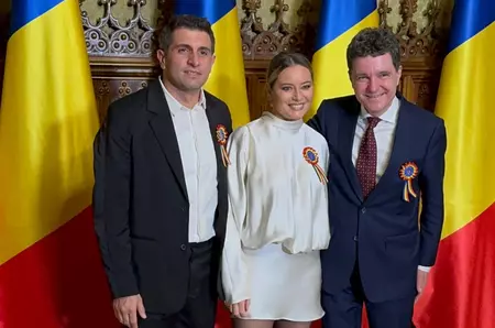 Rochia purtată de Laura Cosoi de 1 Decembrie, cumpărată de un magazin de la mall. Cât costă articolul vestimentar din satin