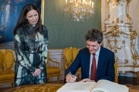 A încălcat protocolul sau nu? Nu doar românii, toată planeta a văzut-o! Mirabela Grădinaru, gest fără precedent în delegația de la Praga. S-a aplecat brusc și a încep...Vezi tot
