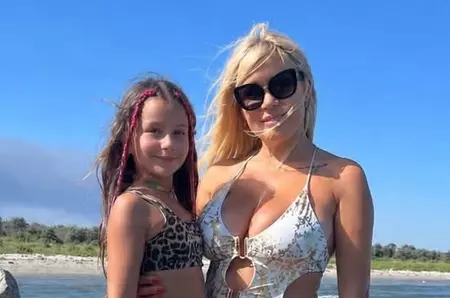 Ca pe vremuri! Elena Udrea, în cel mai decupat costum de baie, pe Litoral! A atras toate privirile alături de fiica ei, Eva, o mică fashionistă, și de Adrian Alexandrov