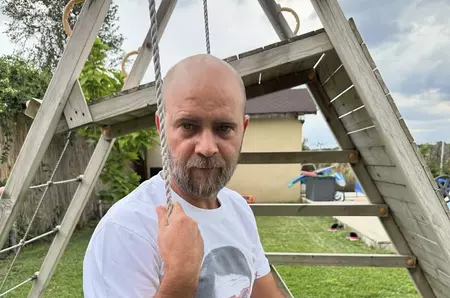 WOW! Cum arată vila lui Cosmin Seleși, de lângă București. A trecut de la garsonieră, la o casă cu curte, piscină, leagăne și tobogane. Imagini din casa cu iz rustic: “Am făcut un credit…”