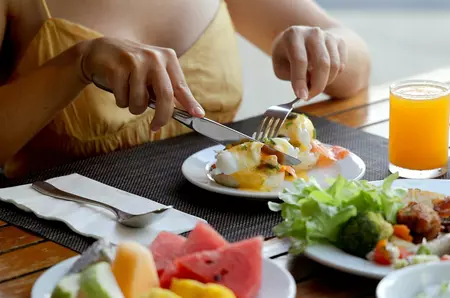 E oficial! Alimentul iubit de români, care favorizează cancerul de colon! Din păcate, îl consumăm aproape zilnic