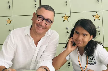 Victor Ponta și Daciana Sârbu, din nou o familie în curtea școlii! Au fost alături de Maria, fiica pe care au adoptat-o împreună, iar imaginile sunt WOW! Ce poză neașteptată a postat Daciana