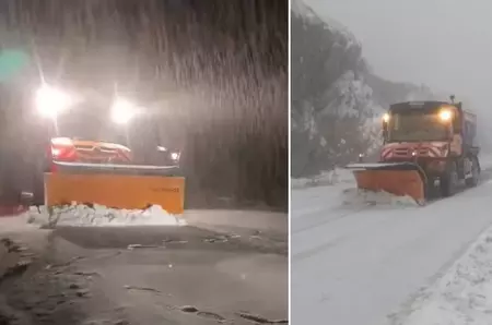 Iarna a venit peste noapte pe Transfăgărășan. Ninge viscolit, iar drumarii intervin cu utilaje cu lamă și peste 5 tone de sare spre Bâlea Lac / VIDEO