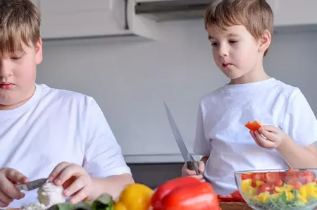 Copiii cu exces de greutate i-au depășit pe cei subnutriți. Medicii dau consultații gratuite pe plajele din România, unde 1 din 4 copii este supraponderal