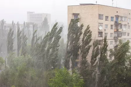 Ploi torențiale și vijelii în România după valul de căldură extremă. Prognoza meteo ANM pentru perioada 4-31 august 2026