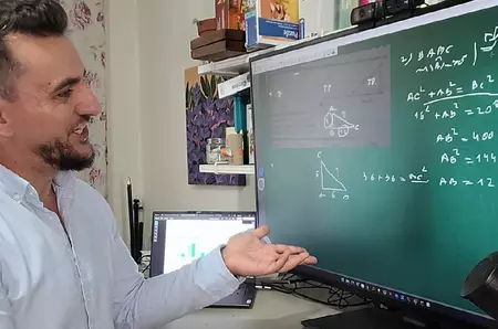 Zece elevi de clasa a VIII-a vor da și Evaluarea Națională și Bacalaureatul la matematică. Mihai Suciu, profesorul care s-a luat la trântă cu sistemul: „Vom demonstra că se poate!”
