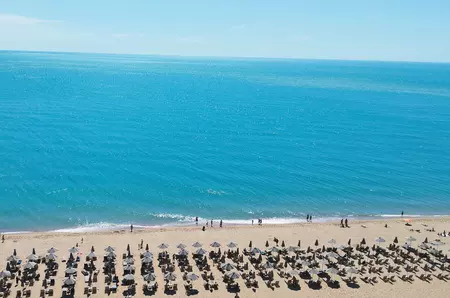 Cât costă cazarea și șezlongurile în Bulgaria, Grecia, Croația și Italia pentru vacanța de vară, în 2026