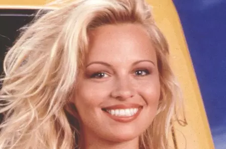 Pamela Anderson a împlinit 59 de ani și își amintește despre episoadele de violență domestică și întâlnirea controversată cu Vladimir Putin